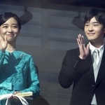 　新年一般参賀で、集まった人たちに手を振られる佳子さまと悠仁さま＝１月、宮殿・長和殿