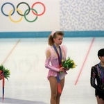 　１９９４年リレハンメル冬季五輪のフィギュアスケート女子の表彰式に出るオクサナ・バイウル選手（中央）（ゲッティ＝共同）