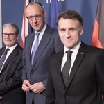 　３者会談に臨む（右から）フランスのマクロン大統領、ドイツのメルツ首相、スターマー英首相＝１３日、ドイツ・ミュンヘン（ＡＰ＝共同）