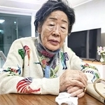 韓国・大邱の自宅で取材に応じる元慰安婦の李容洙さん＝２０２５年１２月（共同）