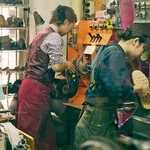 　店内で靴の修理作業をする佐藤我久さん（左）＝札幌市（ＡＳＨＩＤＯ　ＨＯＫＫＡＩＤＯ提供）