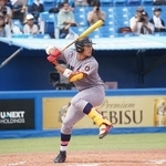 東京六大学野球リーグの東京大学戦で打席に立つ常松選手＝２０２５年１０月５日、神宮球場（慶應義塾大学野球部提供）