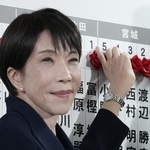 　当確者の名前にバラを付ける自民党総裁の高市早苗首相＝２０２６年２月８日、東京・永田町の党本部