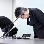 　浜岡原発の耐震データ不正について、臨時記者会見で謝罪する中部電力の林欣吾社長（右）＝１月、名古屋市