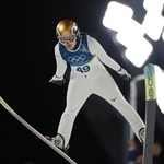 女子個人ノーマルヒルで銅メダルを獲得した丸山希の１回目の飛躍＝プレダッツォ（共同）