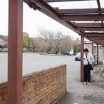 　伊豆高原駅のバスロータリーでバスを待つ訪日客＝１２日、静岡県伊東市