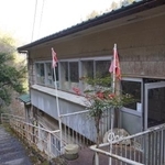 　旧徳島県立池田高祖谷分校の看板。右下が「やまがら文庫」＝徳島県三好市