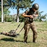 　防衛装備メーカーのブラマーが開発した負傷兵を運ぶそり型担架（同社提供・共同）