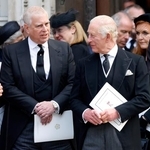 　英国のアンドルー王子（左、肩書は当時）とチャールズ国王＝２０２５年９月、ロンドン・ウェストミンスター寺院（ゲッティ＝共同）