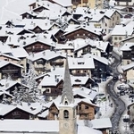 　雪化粧したイタリア・リビーニョの市街地。