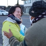有権者にあいさつする藤田ひかるさん＝２月３日、長野県安曇野市