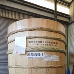 　「笛木醤油」が石川県輪島市の「谷川醸造」へ寄贈する木おけ＝２月６日、埼玉県川島町