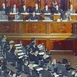 沖縄関連法案が可決し、頭を下げる佐藤栄作首相ら閣僚と拍手する自民党議員＝１９７１年１２月１４日