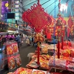 　タイ・バンコクの中華街で春節の飾り付けを売る店＝１９日（共同）