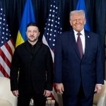 　１月、スイスで開かれたダボス会議に合わせて会談したトランプ米大統領（前列右）とウクライナのゼレンスキー大統領（左）。トランプ氏の娘婿クシュナー氏（奥）が部屋に入ろうとしている（ウクライナ大統領府提供、ロイター＝共同）