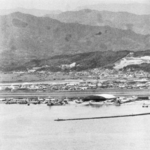 海から臨む岩国基地＝１９７４年１０月