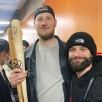 大谷翔平選手のサインバットを手にするチェコ代表のミナリク投手（左）とサトリア投手＝２０２３年３月１４日、東京ドーム