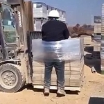 　２０２５年２月に韓国南西部・羅州の工場でフォークリフトに縛り付けられたスリランカ人労働者。同年夏に報じられた（全南移住労働者ネットワーク提供、共同）