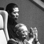 　本場所の熱戦に拍手を送る昭和天皇。後方は春日野理事長（元横綱栃錦）＝１９８６年９月、東京・両国国技館