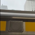 　ＪＲ南武線の列車に付けられたスピーカー。駅メロ廃止後はここからメロディーを流している＝２０２５年１０月、ＪＲ川崎駅（ＪＲ東日本提供）