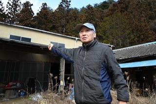 　帰還困難区域内にある自宅や周辺の環境について説明する佐山梅雄さん＝２月１２日、福島県南相馬市小高区金谷