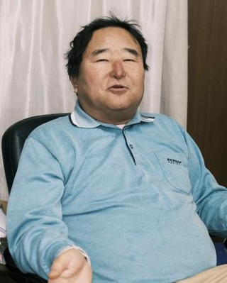 　ブローカー業を営んでいる山本隆雄氏＝２０２５年１２月、大阪市