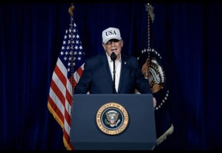 　イランに対する大規模軍事作戦について発言するトランプ米大統領＝２８日（トランプ氏のソーシャルメディアの投稿画面から、ゲッティ＝共同）