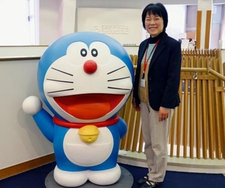 　藤子・Ｆ・不二雄ふるさとギャラリーで、等身大の「ドラえもん」と写真に納まる柴田善子さん＝２０２６年２月１１日、富山県高岡市