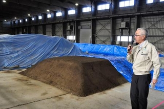 　福島県大熊町の一時保管施設に置かれた除染土＝２月