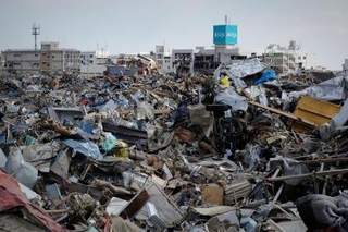 　震災の翌日に撮影された岩手県陸前高田市の沿岸部＝２０１１年３月１２日