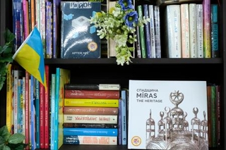 　図書室の本棚に並ぶウクライナ語の本＝２月、東京・渋谷