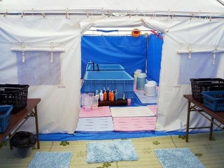 　東日本大震災後に宮城県南三陸町から要請され、川上哲也さんらが設営した仮設風呂の内部＝２０１１年６月、宮城県南三陸町（川上哲也さん提供）