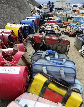 　津波で壊滅した大川小学校の近くに集められたランドセルやかばん＝２０１１年３月、宮城県石巻市