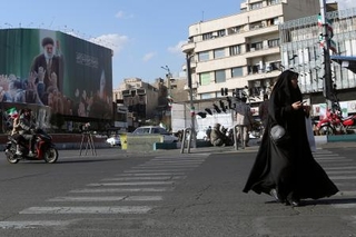 　５日、イラン・テヘラン中心部の広場を歩く市民ら（ゲッティ＝共同）