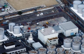 　東京電力福島第１原発の敷地で、タンクの撤去が始まっているエリア（画面中央）＝２月（共同通信社ヘリから）