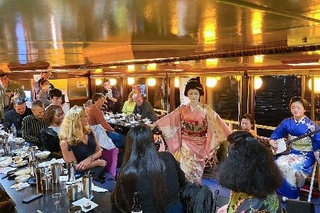 　クルーズ船で外国人観光客をもてなす芸者ら＝２０２４年４月