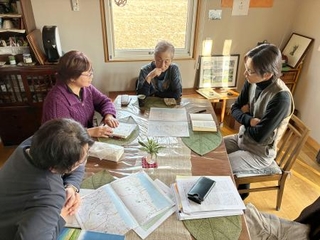 　「栃木避難者母の会」の（左から）大山香さん、半谷八重子さん、小峰和子さんと國分功一郎さん＝２月、宇都宮市