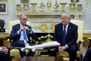 　米ホワイトハウスでトランプ大統領（右）と会談するドイツのメルツ首相＝３日、ワシントン（ＡＰ＝共同）