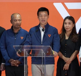 　バンコクの国民党本部で演説するナタポン氏（中央）ら＝２月８日