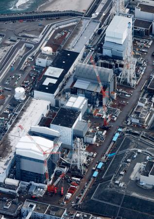 　東京電力福島第１原発。手前から１号機、２号機、３号機、４号機＝２月