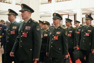 　北京の人民大会堂に入る人民解放軍の代表ら＝３月５日（共同）