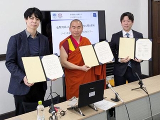 　「ブッダボット」を発表した（右から）京都大の熊谷誠慈教授、ブータン中央僧院のチョテン・ドルジ事務次官ら＝２０２５年２月、京都市（熊谷教授提供・共同）