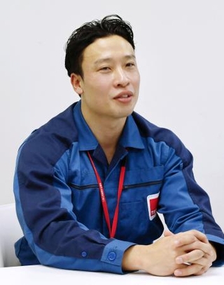 　取材に応じる福島第１原発事故を経験した東京電力の新野恭乃祐さん＝２月、福島県富岡町