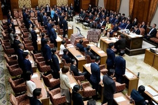 　与党の賛成多数により２６年度予算が可決された衆院予算委＝１３日午後