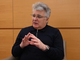 ウクライナ国立歌劇場首席指揮者のミコラ・ジャジューラさん＝２０２５年１２月、東京都千代田区