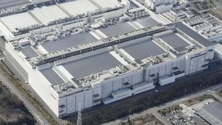 　シャープ亀山工場の第２工場＝三重県亀山市