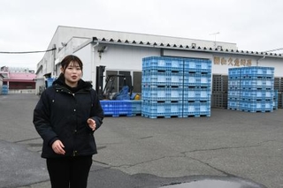 石巻魚市場前の漁港で話す阿部美保さん＝２月２６日、石巻市