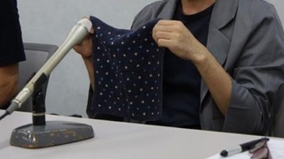 　唯一の遺品となったハンカチを手にする大介さん（仮名）＝２０２５年９月１０日、大阪市