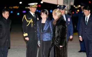 　日米首脳会談のため、ワシントン郊外のアンドルーズ空軍基地に到着した高市首相（左から３人目）＝１８日（共同）