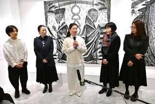 　「ブック・アーツ・レボリューション」展の会場であいさつする出展作家。左から入江早耶さん、風間サチコさん、宮永愛子さん、村上華子さん、米田知子さん＝４日、東京都渋谷区